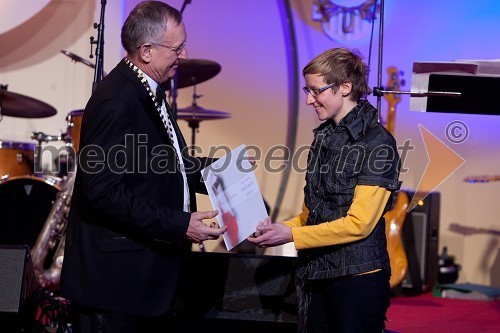 Franci Mugerle predsednik Rotary kluba Ljubljana in Anja Klančar, prejemnica štipendije