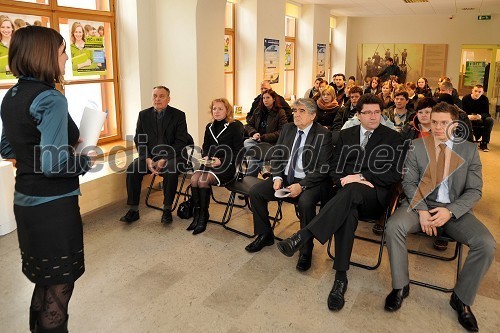 Dr. Marjetka Rangus, strokovna sodelavka/tajnica vodstva
Sedijo: prof. ddr. Janez Usenik, profesor na UM, mag. Lea Marija Colarič Jakše, predavateljica na FTUM, doc. dr. Božidar Veljkovič, dekan Fakultete za turizem UM, Ivan Molan, župan Občine Brežice in Bojan Kurež, tajnik Fakultete za turizem UM