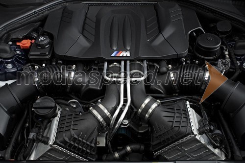 bencinski motor V8 TwinPower Turbo s 411 kW (560 KM)