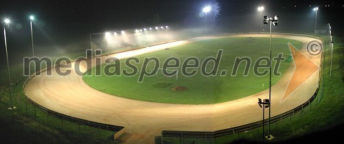 Speedway stadion Petišovci pri Lendavi osvetljen z reflektorji