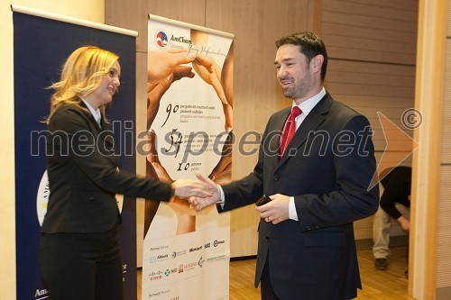 mag. Ajša Vodnik, izvršna direktorica Ameriške gospodarske zbornice (AmCham) in Janko Medja, član uprave Unicredit Bank Mladi manager leta 2011