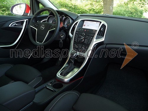 Opel Astra Sports Tourer 1.4 16V turbo sport - notranjost