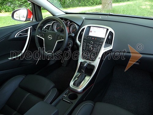 Opel Astra Sports Tourer 1.4 16V turbo sport - notranjost