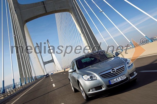 Opel predstavlja novo različico Insignie - Insignia BiTurbo