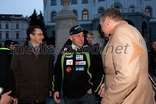 Žiga Turk, minister za izobraževanje, znanost, kulturo in šport, Goran Janus, trener reprezentance za smučarske skoke in Tomaž F. Lovše, predsednik Smučarske zveze Slovenije