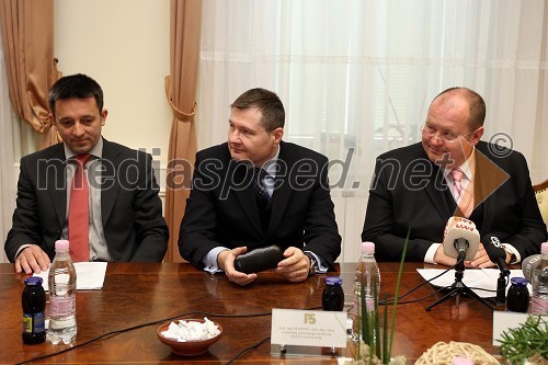 Vinko Filipič, član poslovodstva Pošte Slovenije, Igor Marinič, namestnik direktorja Pošte Slovenije in Aleš Hauc, generalni direktor Pošte Slovenije