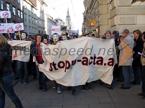 Protestniki na shodu proti sporazumu Acta