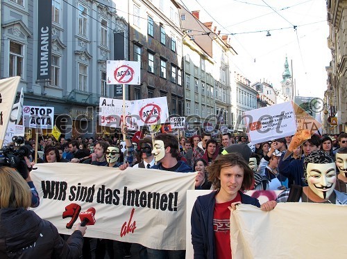 Protestniki na shodu proti sporazumu Acta