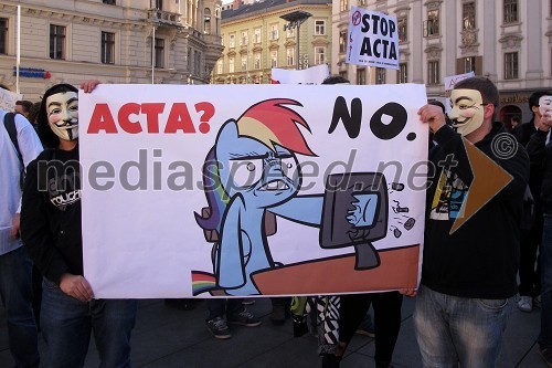 Protestniki na shodu proti sporazumu Acta