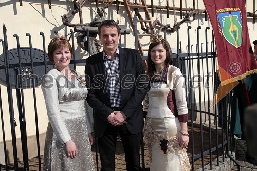 Ksenja Arbeiter, mariborska vinska kraljica, Tomaž Kancler, podžupan MOM in Martina Baškovič, vinska kraljica Slovenije 2012