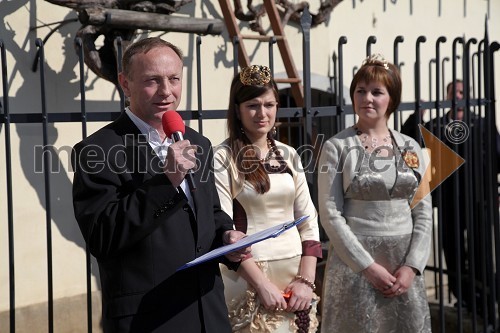 Stanislav Kocutar, mestni viničar in skrbnik Stare trte, Martina Baškovič, vinska kraljica Slovenije 2012 ter Ksenja Arbeiter, mariborska vinska kraljica