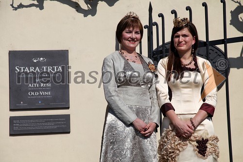 Ksenja Arbeiter, mariborska vinska kraljica in Martina Baškovič, vinska kraljica Slovenije 2012