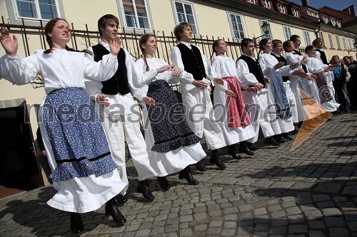 Folklorna skupina Društva za kulturno vzgojo Krog iz Maribora