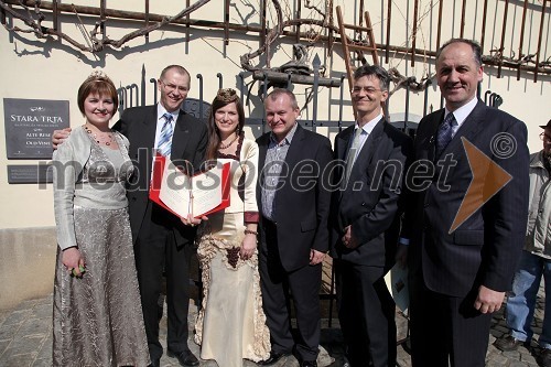 Ksenja Arbeiter, mariborska vinska kraljica, dr. Laszlo Kocsis, Panonska univerza Fakulteta Georgikon na Madžarskem, Martina Baškovič, vinska kraljica Slovenije 2012, Franc Kangler, župan MOM ter gospodar Stare trte, Andras Gachaly, podžupan mesta Keszthely na Madžarskem in dr. Stane Klemenčič, direktor Kmetijsko gozdarski zavod Maribor
