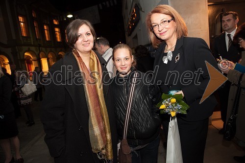 Lara Stojan, njena hčerka in Mirjana Koren, direktorica Pokrajinskega muzeja Maribor