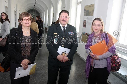 Prof. dr. Marjeta Ciglenečki, Vlado Žgeč, podpolkovnik, doc. dr. Barbara Murovec, predstojnica Umetnostnozgodovinskega inštituta Franceta Steleta ZRC SAZU