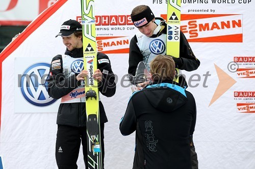 			Simon Ammann, smučarski skakalec (Švica), Martin Koch, smučarski skakalec (Avstrija) in Marko Škriba, direktor znamke Volkswagen pri Porsche Slovenija d.o.o.