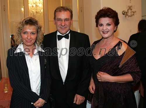 Aleš Valič, igralec z ženo Tejo (levo) in Milena Morača, operna pevka