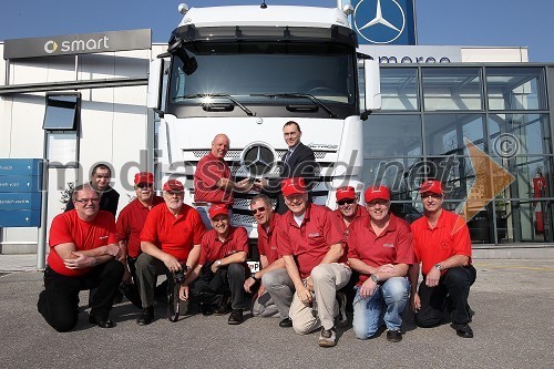 Vozniki fundacije Star Care pripeljali tovornjake Mercedes-Benz v Slovenijo