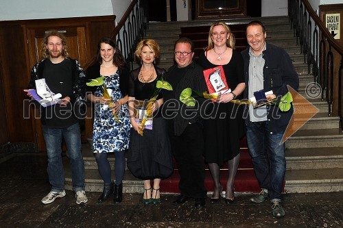 Jaka Andrej Vojevc, režiser, Eva Kraševec, dramaturginja, Vesna Pernarčič, žlahtna komedijantka, Jaša Jamnik, žlahtni režiser, 	Urška Alič Flajnik, direktorica Špas teatra in Matjaž Tribušon, žlahtni komedijant