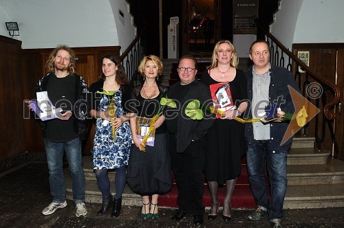 Jaka Andrej Vojevc, režiser, Eva Kraševec, dramaturginja, Vesna Pernarčič, žlahtna komedijantka, Jaša Jamnik, žlahtni režiser, 	Urška Alič Flajnik, direktorica Špas teatra in Matjaž Tribušon, žlahtni komedijant