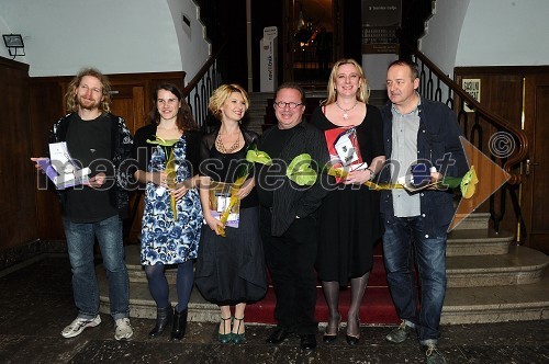 Jaka Andrej Vojevc, režiser, Eva Kraševec, dramaturginja, Vesna Pernarčič, žlahtna komedijantka, Jaša Jamnik, žlahtni režiser, 	Urška Alič Flajnik, direktorica Špas teatra in Matjaž Tribušon, žlahtni komedijant