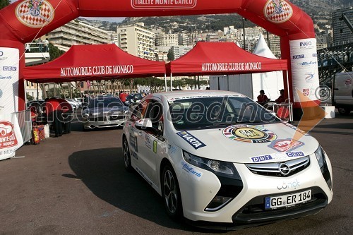 Slovenska posadka v Opel Amperi z voznikom Željkom Purgarjem in sovoznikom Silvanom Lulikom