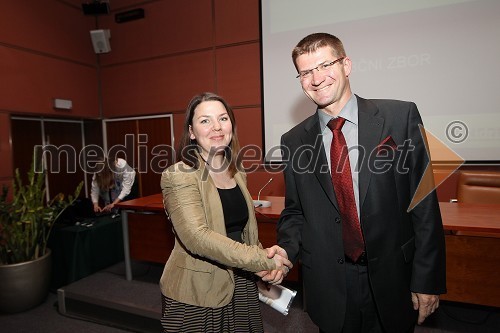 Tjaša Kolenc Filipčič, predsednica sekcije Mladi manager v Združenju Manager in Dejan Turk, predsednik uprave Simobil d.d. ter Združenja Manager