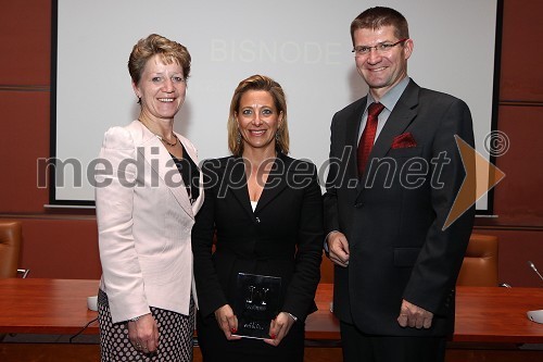 Sonja Gole, generalna direktorica Adria Mobil d.o.o. ter predsednica sekcije managerk v Združenju Manager, Maria Anselmi, generalna direktorica družbe Bisnode in Dejan Turk, predsednik uprave Simobil d.d. ter Združenja Manager 	