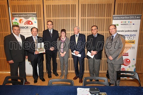 Marino Budicin, podžupan Rovinja, Maurizio Tremul, predsednik izvršnega odbora italijanske unije, prof. Egidio Ivetić, prorektor Univerze v Padovi, Alessandra Argenti Tremul, novinarka TV Koper-Capodistria, prof. Giovanni Radossi, direktor Centra za povijesna istraživanja, Rovinj, Salvator Žitko, zgodovinar in Antonio Rocco, pomočnik generalnega direktorja RTV Slovenija