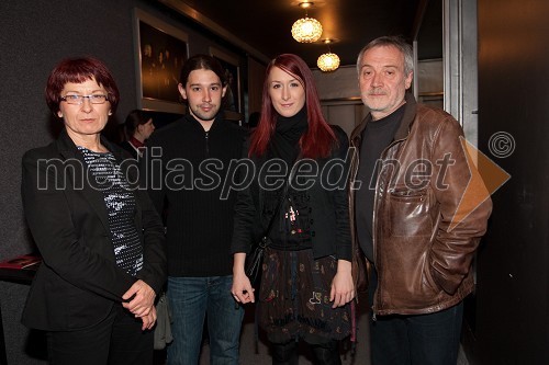 Alenka Maček, Janin Kolenc, Zala Maček in oče Žarko Vrezec, scenograf