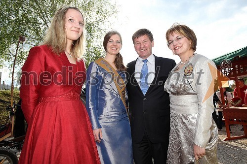 Jasmina Podlesnik, cvičkova princesa, Franci Bogovič, minister za kmetijstvo, Lea Mlečnik, Vipavska vinska kraljica 2011 in Ksenja Arbeiter, mariborska vinska kraljica