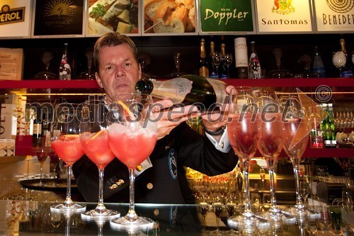 Aleš Ogrin, barman