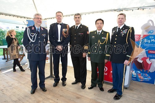 Klaus Patt, vojaški ataše Nemčije, Arthur Beglinger, vojaški ataše Nizozemske, Branislav Kekovič, vojaški ataše Črne gore, Sheng Yuezhong, vojaški ataše Kitajske in James KcKinney, vojaški ataše Amerike