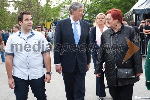 	Aljaž Čibej, predsednik študentskega sveta stanovalcev, dr. Danilo Türk, predsednik Republike Slovenije in Ksenija Preželj, direktorica Študentskih domov v Ljubljani