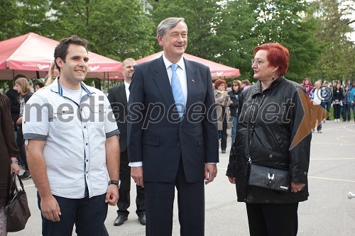 	Aljaž Čibej, predsednik študentskega sveta stanovalcev, dr. Danilo Türk, predsednik Republike Slovenije in Ksenija Preželj, direktorica Študentskih domov v Ljubljani