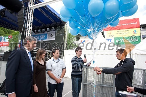 dr. Danilo Türk, predsednik Republike Slovenije, Ana Vodičar, direktorica Direktorata za družino na MDDSZ, 	Aljaž Čibej, predsednik študentskega sveta stanovalcev, ... in Robert Kranjec, smučarski skakalec