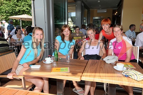 Sara Sakovič, Tamara Borko, Tina Jakob, odbojkašice, Eva Lepej Dragšič, lastnica biljardnice Martinela in Fan placa Geli ter Mihela Istenič, odbojkašica