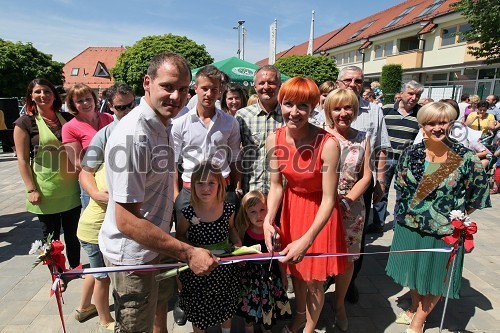 	
 	Mitja Dragšič in Eva Lepej Dragšič, lastnika biljardnice Martinela in Fan placa Geli s hčerkama