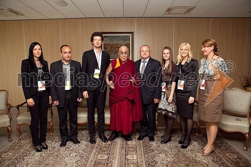 Astrid Bah, podžupanja MOM, Kamal Izidor Shaker, Mladinski svet Slovenije, Peter Matjašič, predsednik Evropskega mladinskega foruma, Njegova svetost, XIV. Dalajlama, Franc Kangler, župan MOM, Maša Kangler, Anja Kolšek, vodja kabineta župana MOM, Eva Škobalj