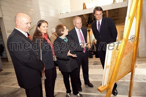 Aleksander Begant, direktor zavoda Center za državljansko vzgojo, Alenka Elena Begant, Tsipi Ben-Haim, direktorica galerije CITYarts iz New Yorka, Joseph Adamo Mussomeli, veleposlanik Združenih držav Amerike v Sloveniji, mag. Tomaž Kancler, podžupan MOM