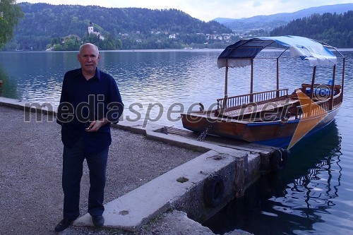 Steve McCurry, fotograf, ki je posnel fotografijo deklice z zelenimi očmi ovito v rdeč šal