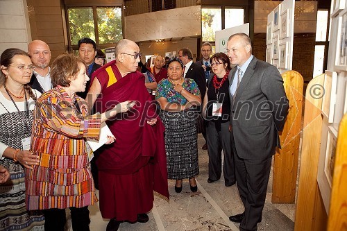 Tsipi Ben-Haim, direktorica galerije CITYarts iz New Yorka, Njegova svetost, XIV. Dalajlama, dr. Rigoberta Menchú Tum in Franc Kangler, župan MOM