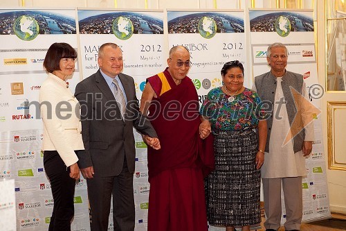 Prof. dr. Lučka Kajfež Bogataj, Franc Kangler, župan MOM, 	Njegova svetost, XIV. Dalajlama, dr. Rigoberta Menchú Tum in 	prof. Muhammad Yunus, Nobelov nagrajenec