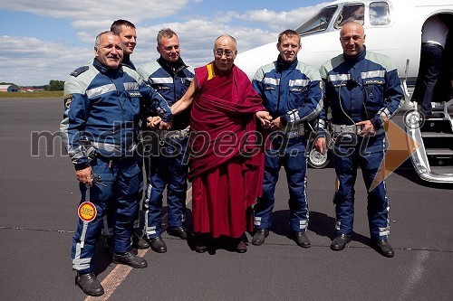 Njegova svetost, XIV. Dalajlama in policisti