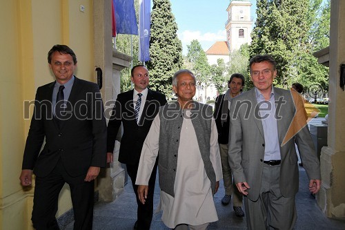 Tomaž Kancler, podžupan MOM, Tadej Slapnik, Generalni sekretar Slovenskega foruma socialnega podjetništva, prof. Muhammad Yunus, ..., prof. dr. Danijel Rebolj, rektor Univerze v Mariboru