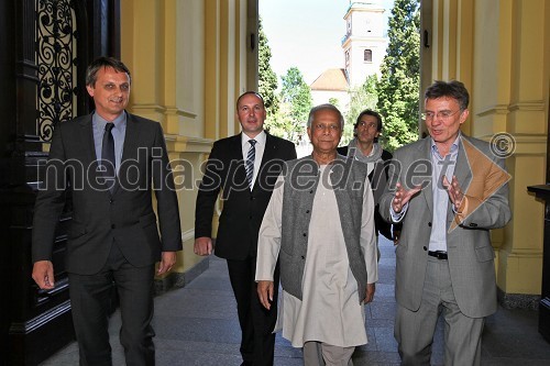 Tomaž Kancler, podžupan MOM, Tadej Slapnik, Generalni sekretar Slovenskega foruma socialnega podjetništva, prof. Muhammad Yunus, Tadej Slapnik, Generalni sekretar Slovenskega foruma socialnega podjetništva, prof. dr. Danijel Rebolj, rektor Univerze v Mariboru