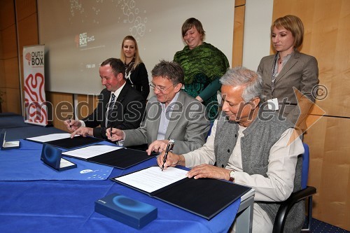 Tadej Slapnik, Generalni sekretar Slovenskega foruma socialnega podjetništva, prof. dr. Danijel Rebolj, rektor Univerze v Mariboru, prof. Muhammad Yunus