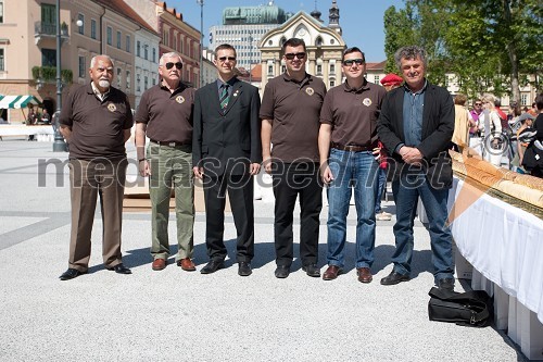 	Samir Amarin, častni konzul Jordanije, Boris Žnidarič, guverner Združenja slovenskih Lions klubov, Zoran Vodopija, 	Mitja Cimerman, predsednik Lion Kluba Forum Ljubljana, Roman Dobnikar, svetovalec predsednika uprave Petrola in Janez Koželj, arhitekt, podžupan Mestne občine Ljubljana