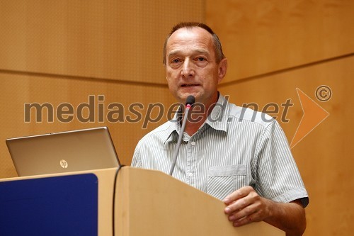 Prof. dr. Franci Čuš, predsednik Upravnega odbora Društva univerzitetnih profesorjev Maribor




 



